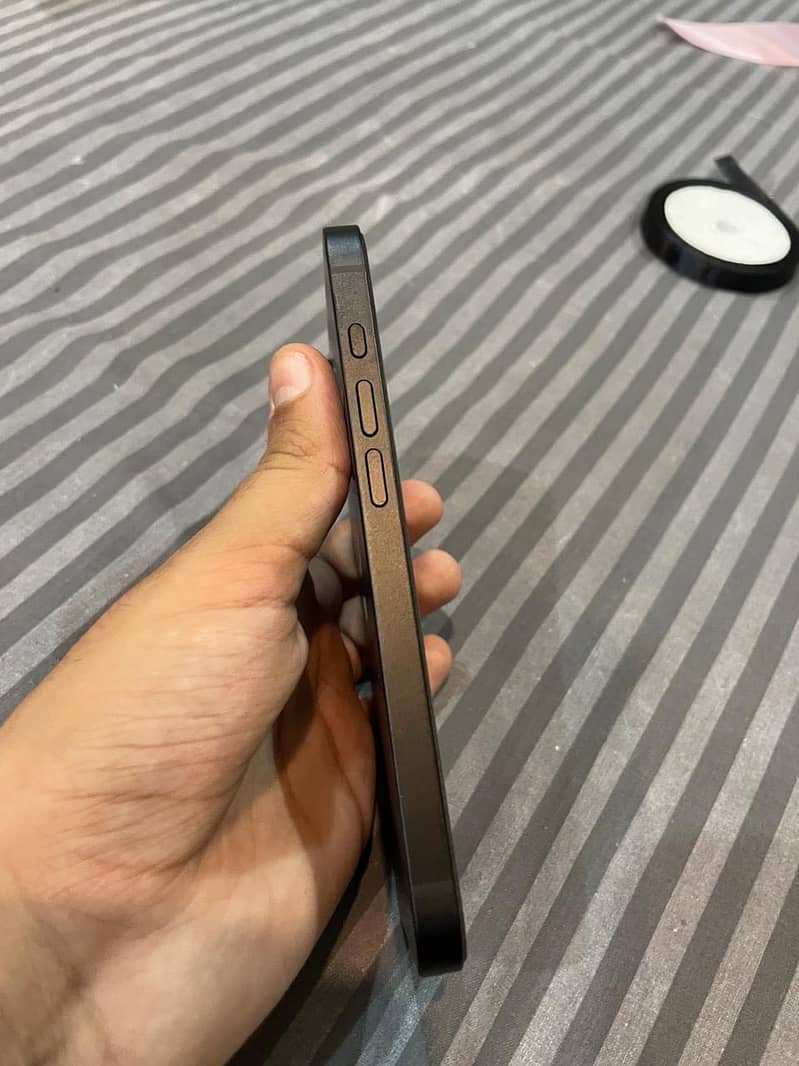 Apple iPhone 16e 2