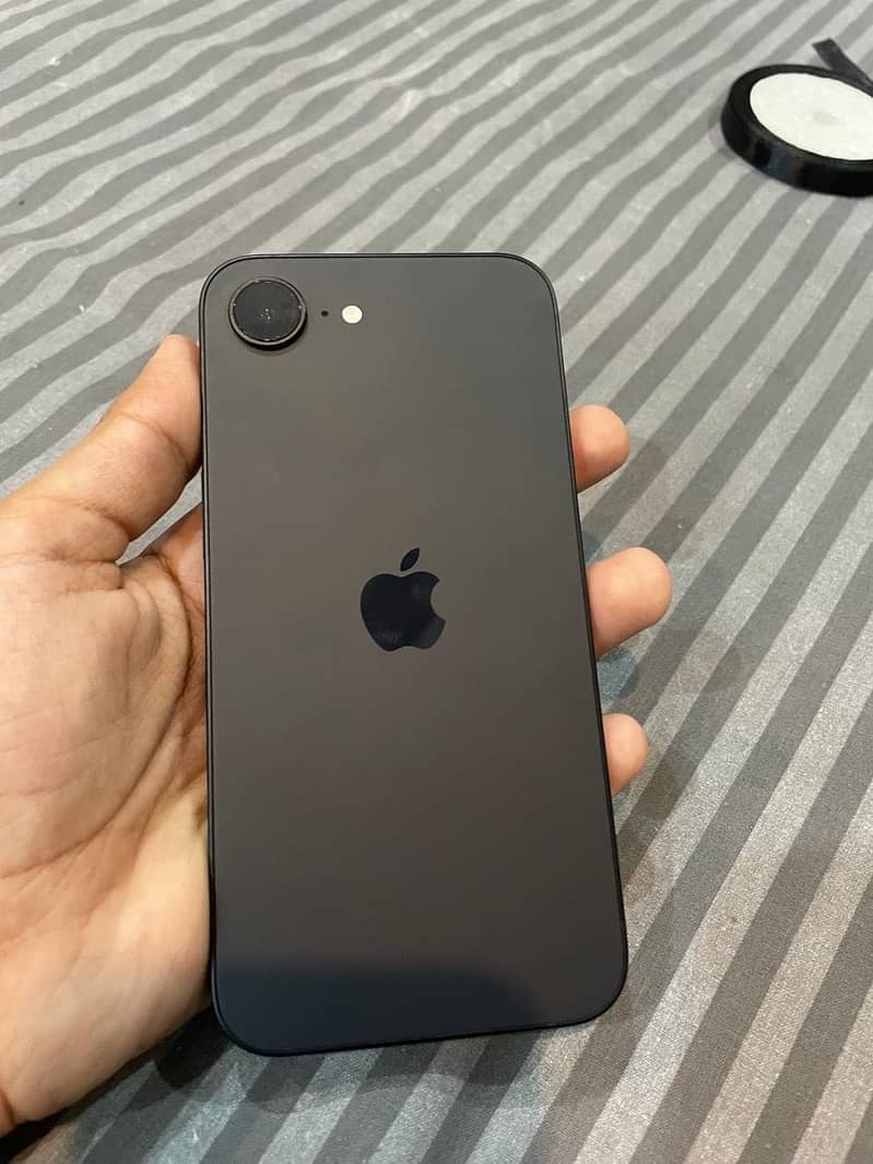 Apple iPhone 16e 3