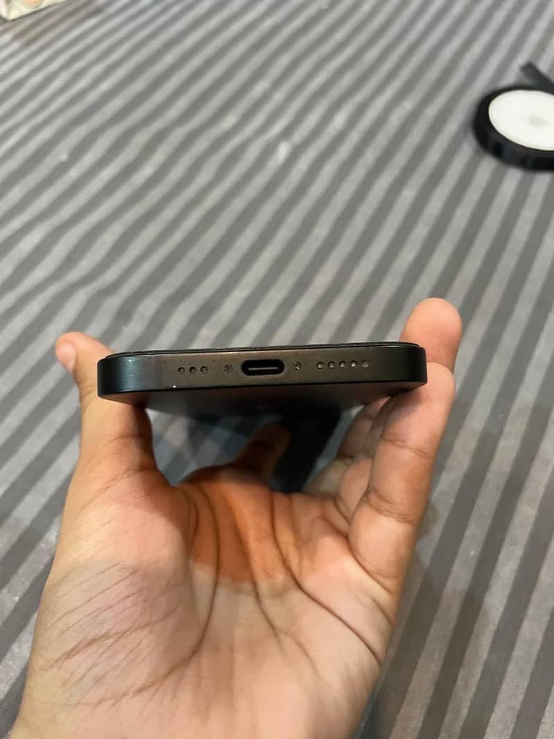 Apple iPhone 16e 4