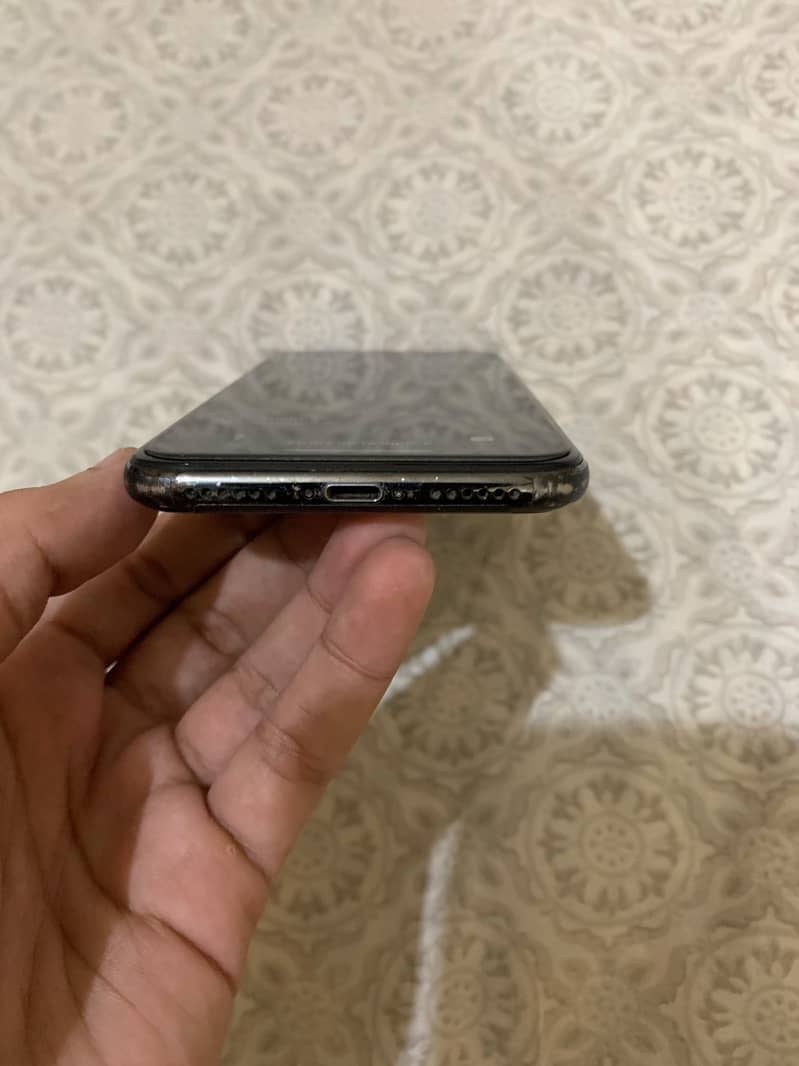 Apple iPhone X 4