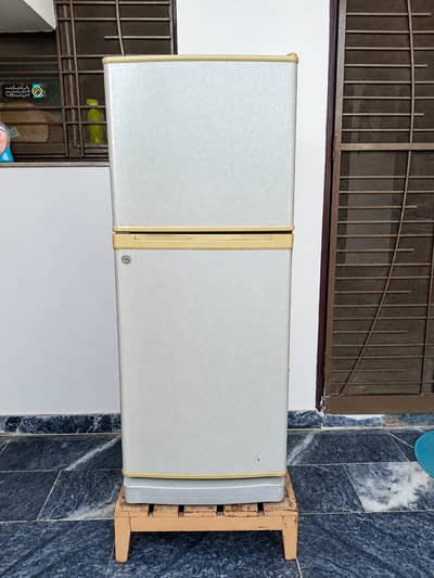 Dawlance Refrigerator – Fully Working – Strong Cooling – Rs. 30,000