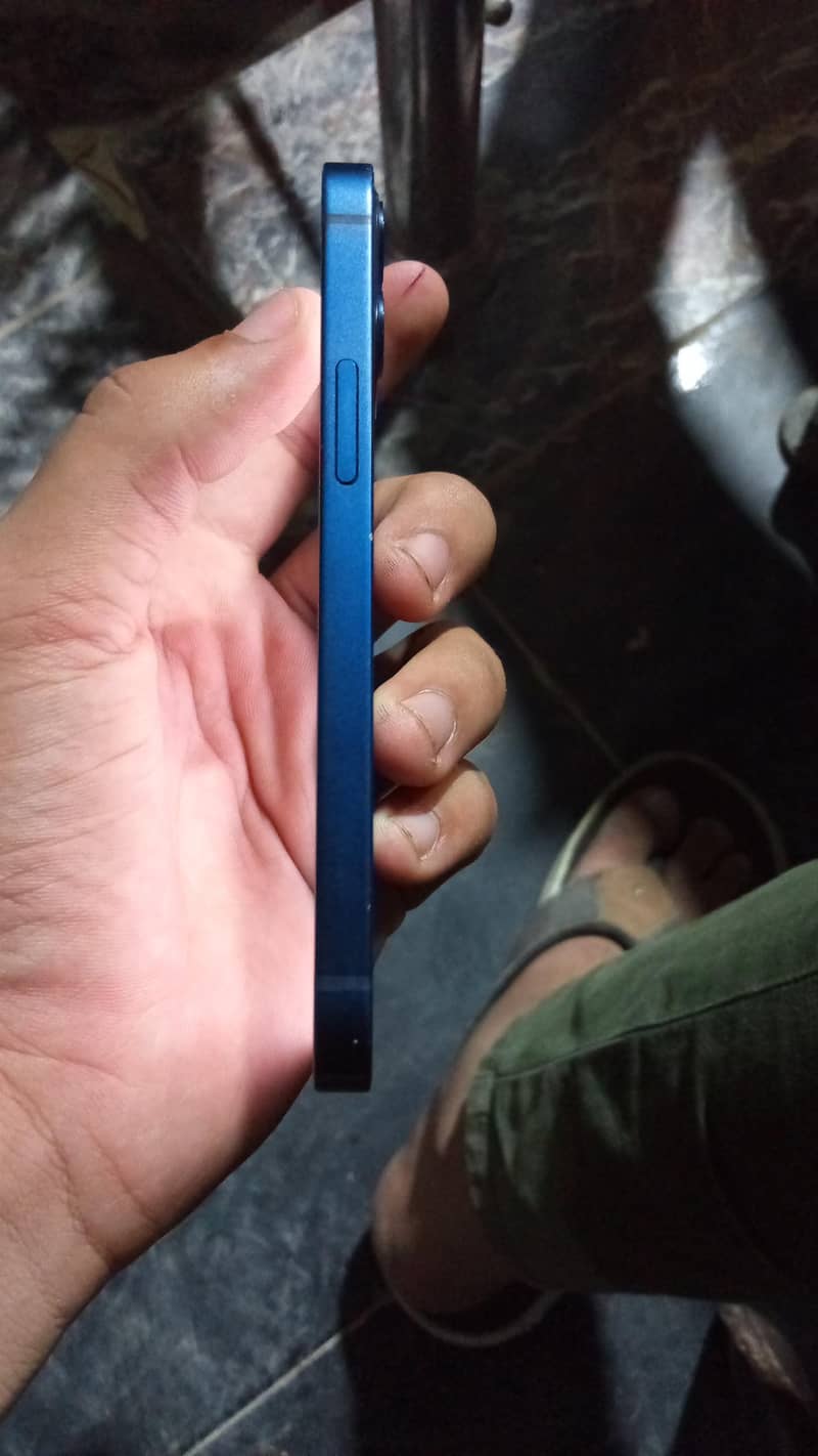 Apple iPhone 12 4
