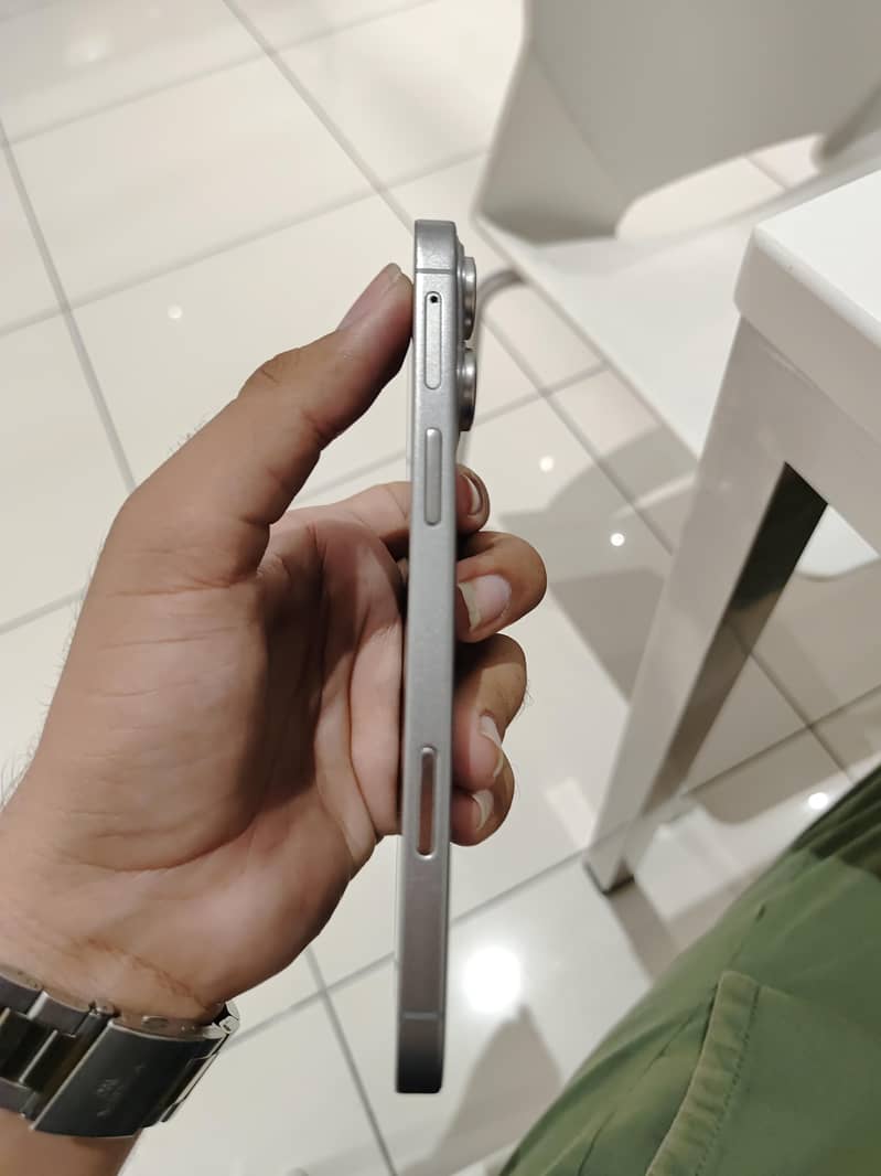 Apple iPhone 16 Pro Max 4