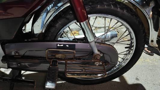 24 model layni hai es Lia sale kar raha Hun bike okay hai 10/10