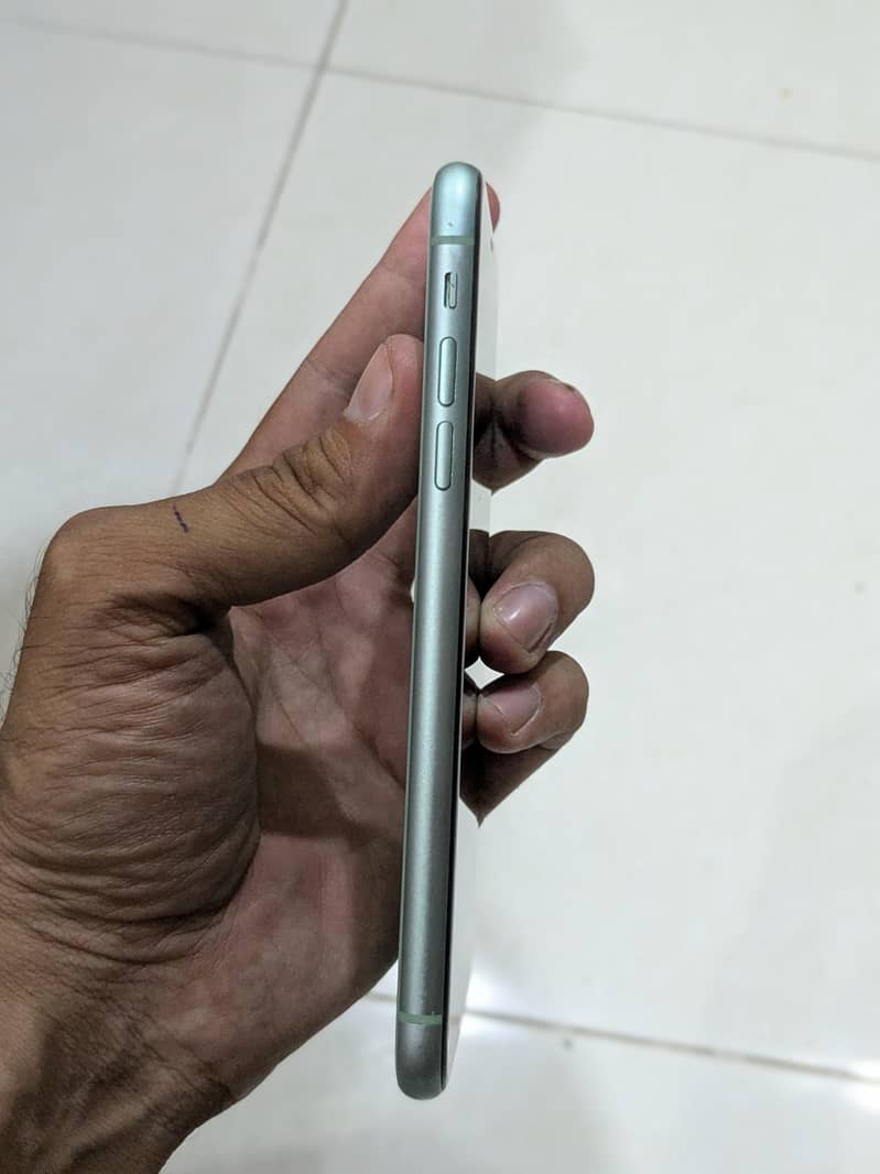 Apple iPhone 11 4