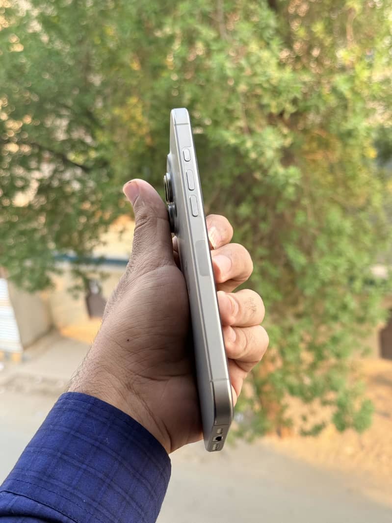 Apple iPhone 16 Pro Max 0