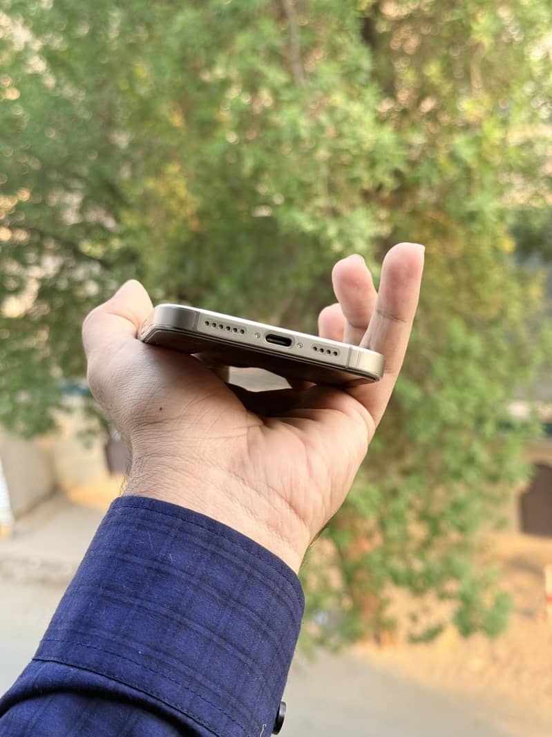 Apple iPhone 16 Pro Max 1