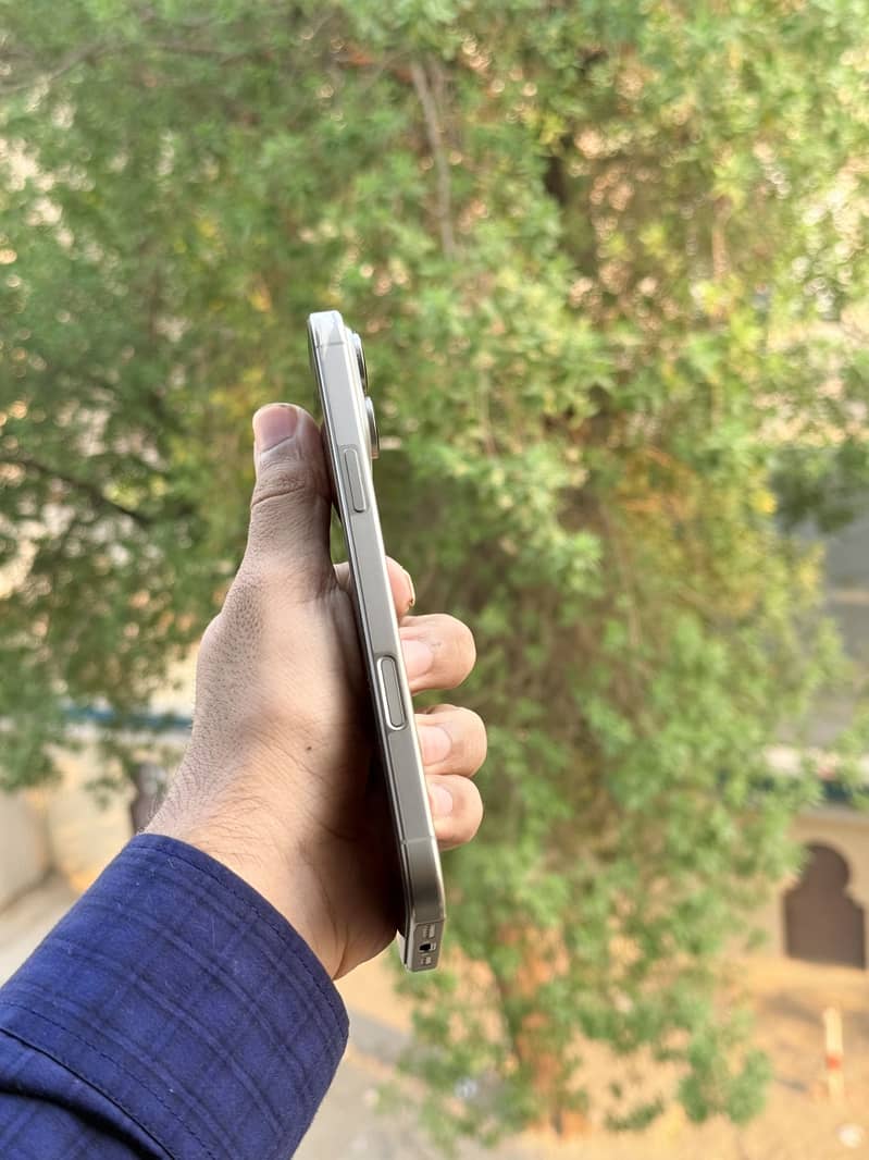 Apple iPhone 16 Pro Max 2