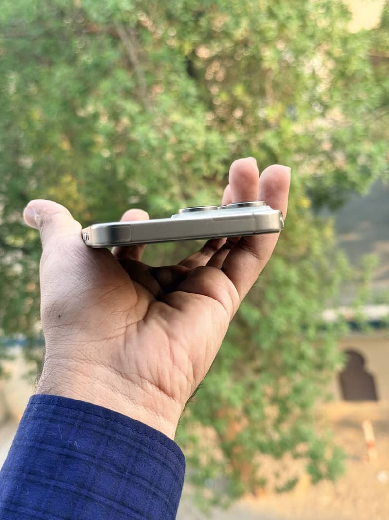 Apple iPhone 16 Pro Max 3