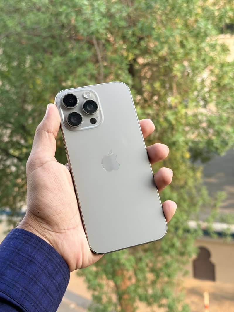 Apple iPhone 16 Pro Max 4