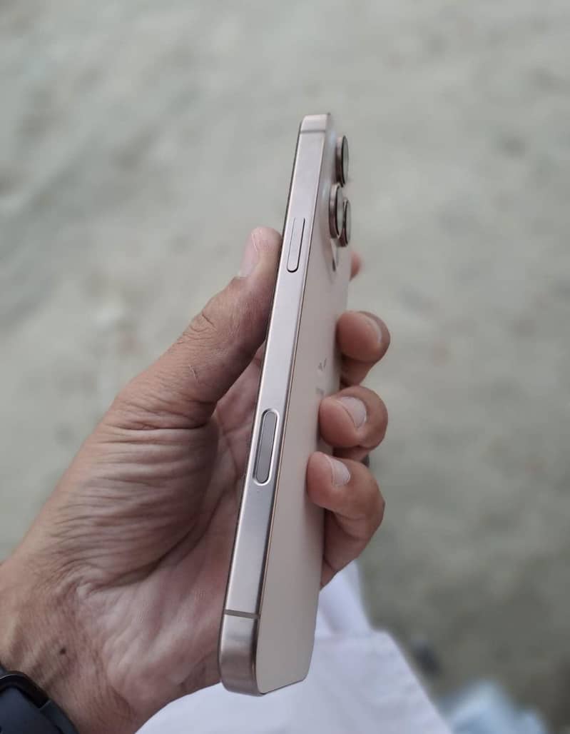 Apple iPhone 16 Pro Max 0