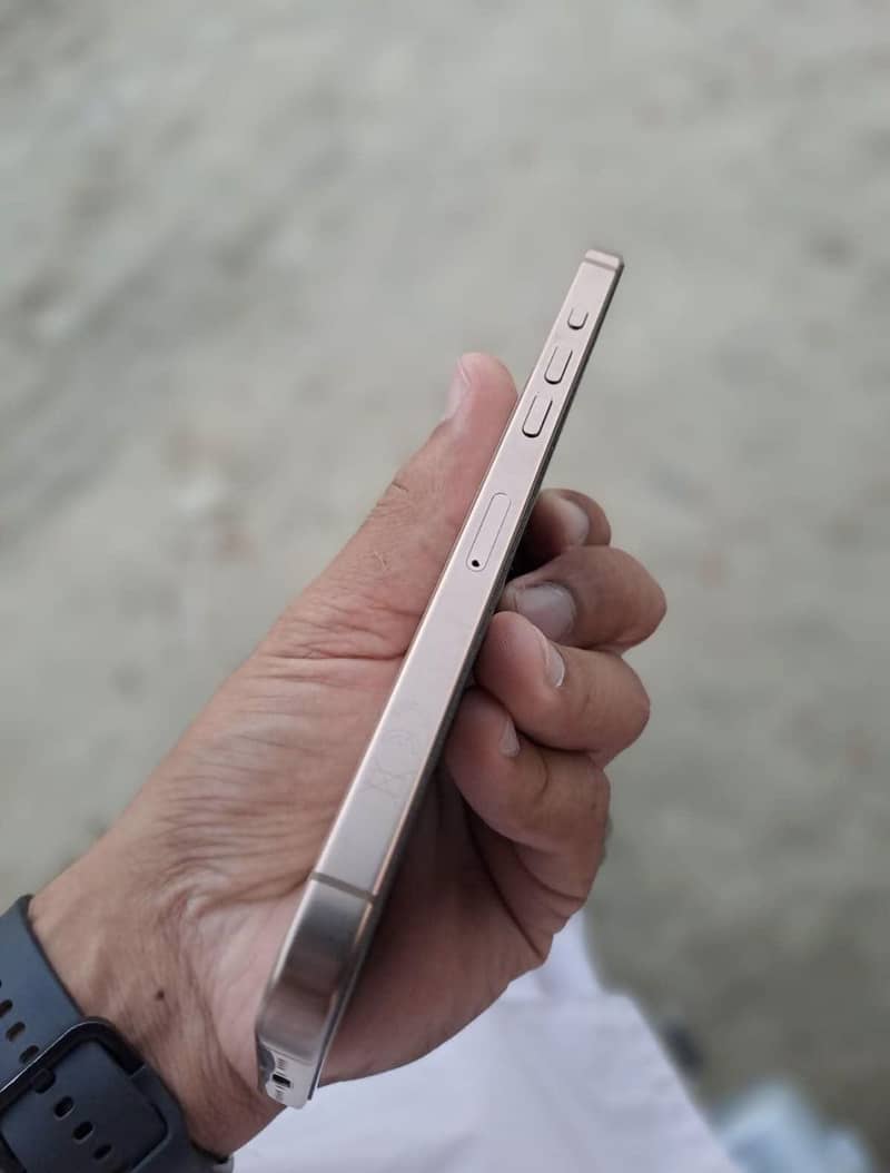 Apple iPhone 16 Pro Max 4