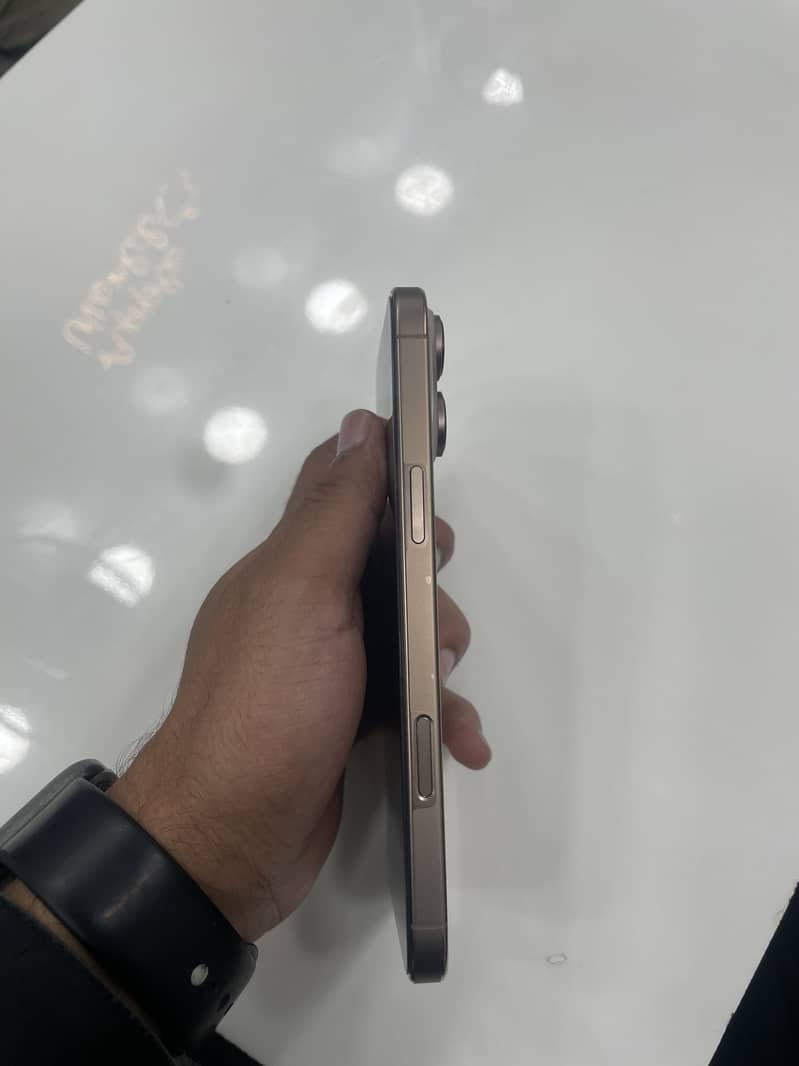 Apple iPhone 16 Pro Max 2