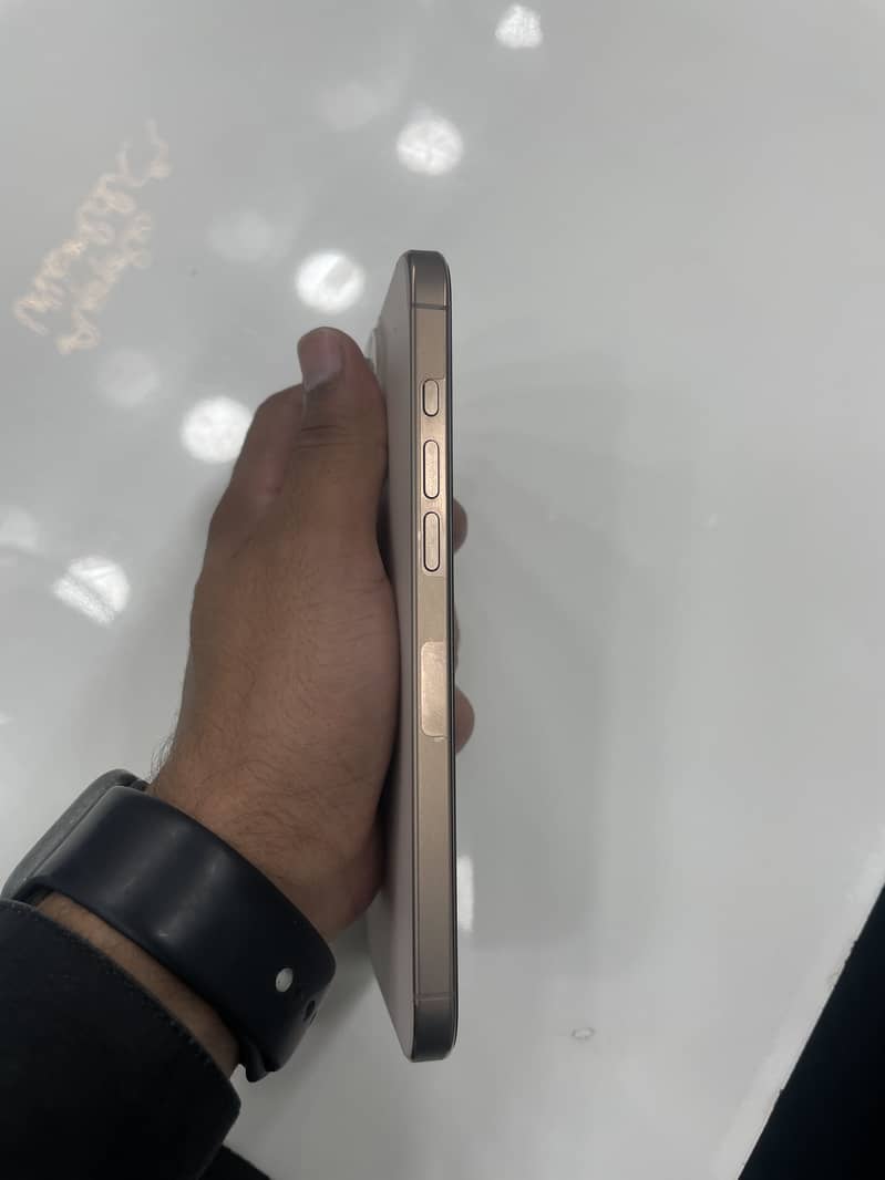Apple iPhone 16 Pro Max 4