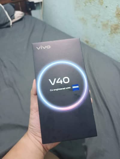 vivo v 40 5 G 12 256 gb memomery 10 by 10 condition official approved