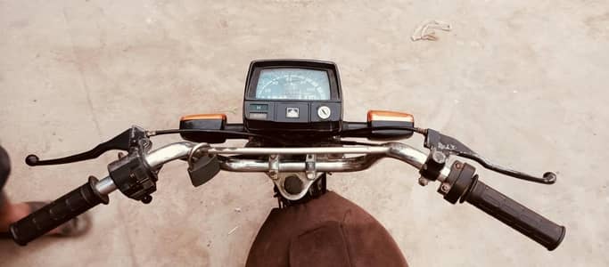 Bike ka engine seal pack ha or document only running paper ha