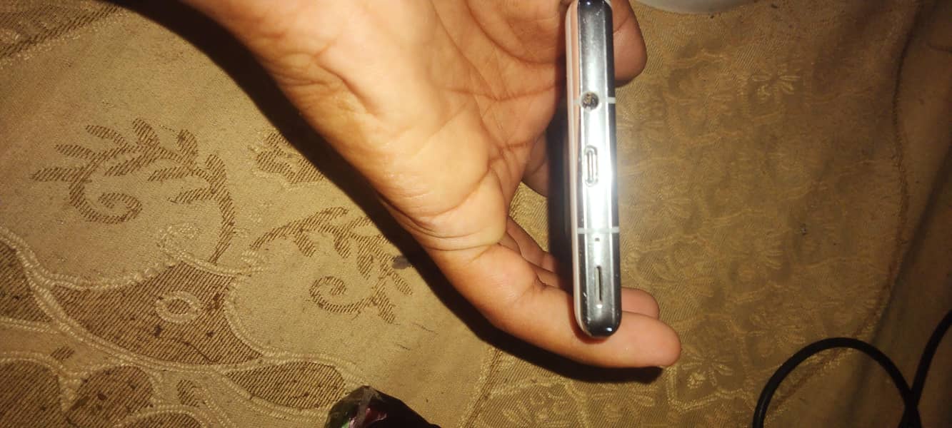 Sharp Aquos r6 2