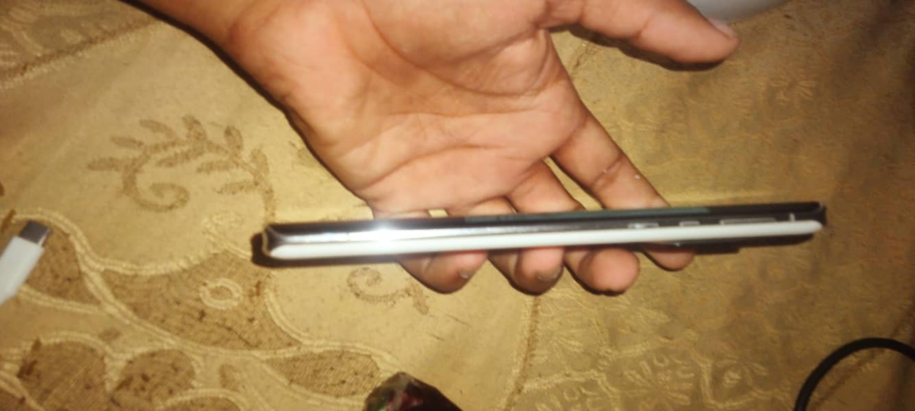 Sharp Aquos r6 3