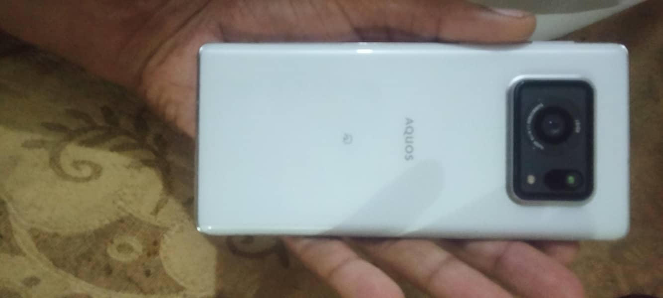 Sharp Aquos r6 5