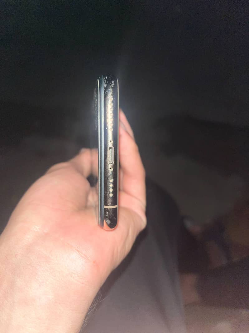 Apple iPhone 11 Pro Max 4