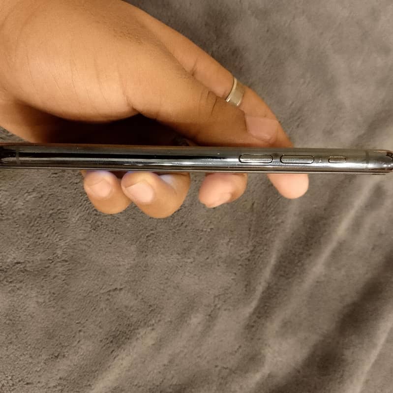 Apple iPhone 11 Pro 4