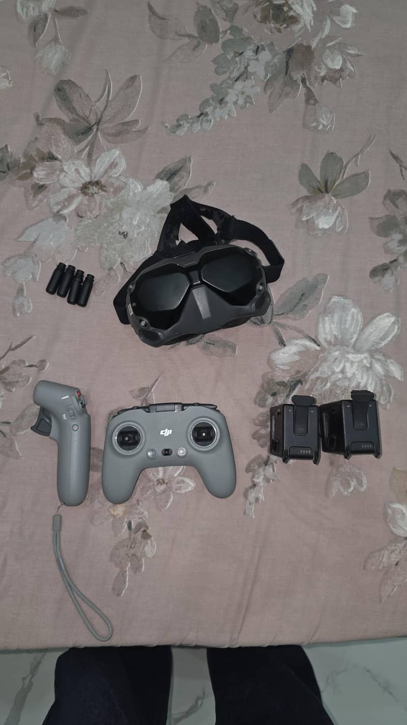 DJI FPV goggles v2,batteries,rc controller, motion controller 0