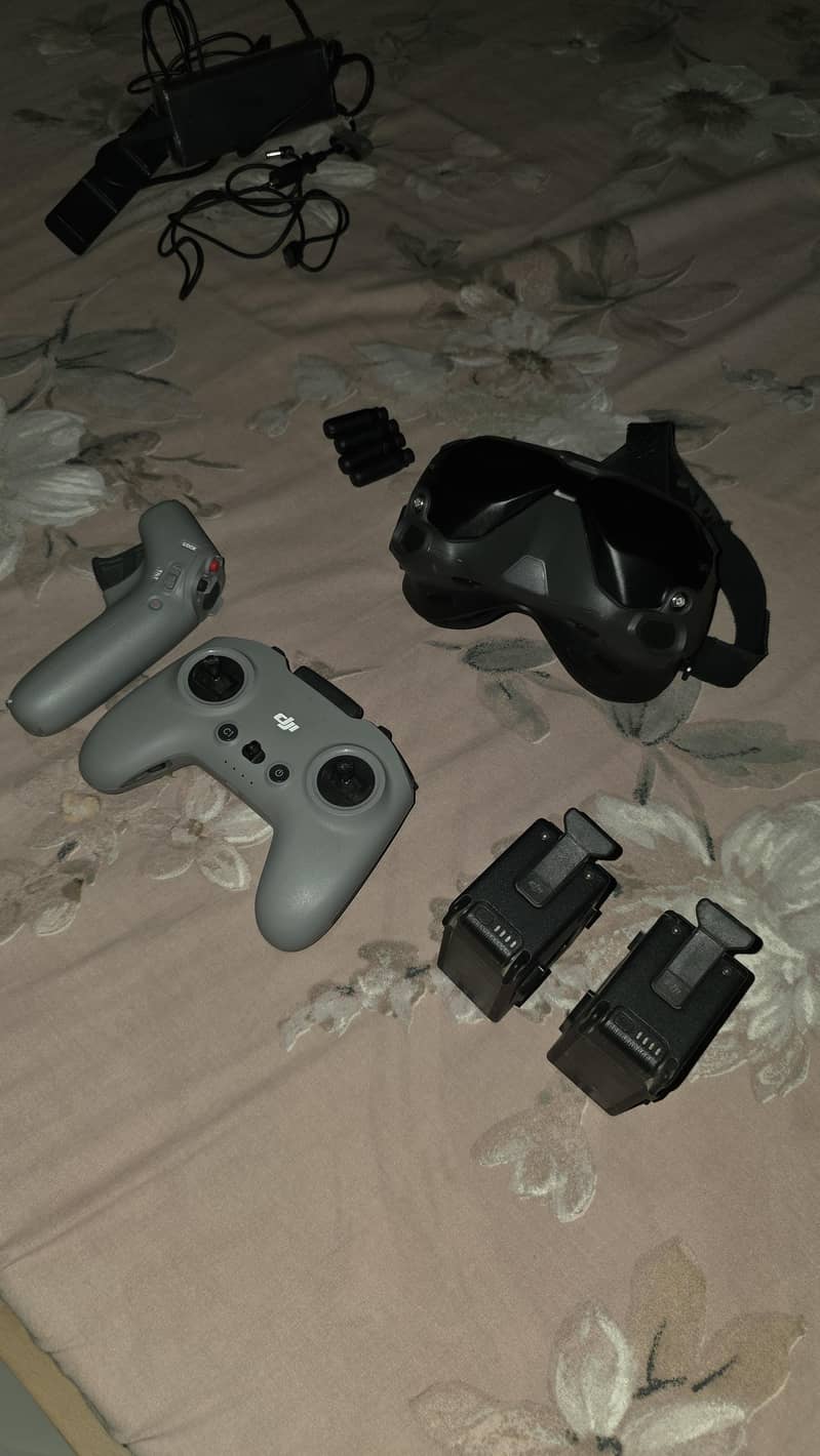 DJI FPV goggles v2,batteries,rc controller, motion controller 1