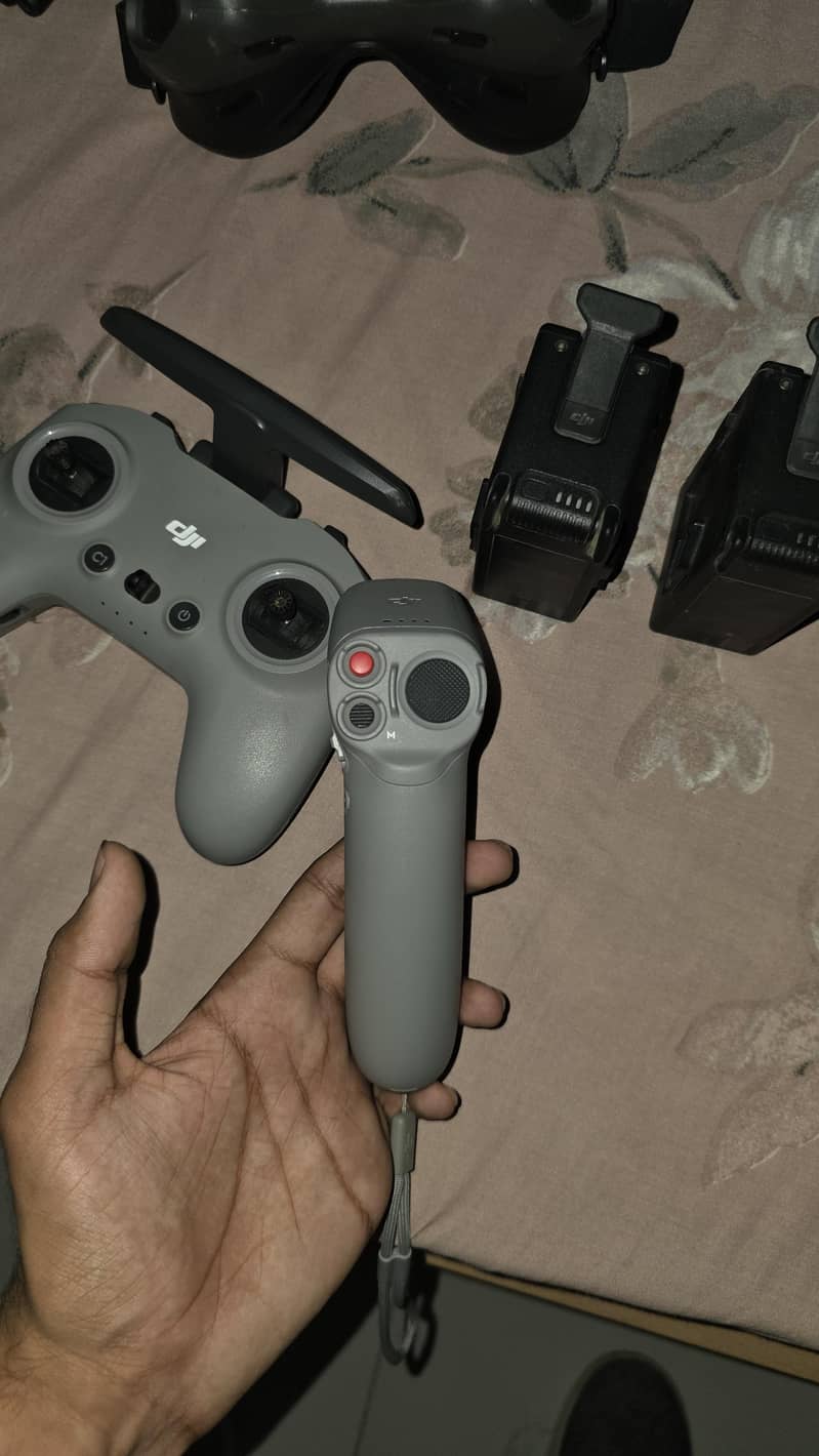DJI FPV goggles v2,batteries,rc controller, motion controller 3