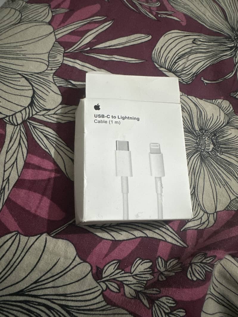 iPhone Lighting cable 0