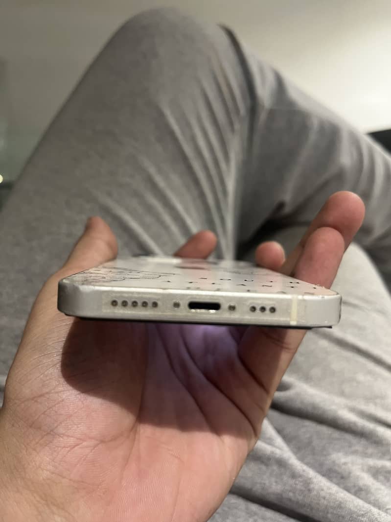 Apple iPhone 12 4