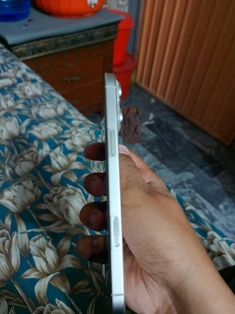 Apple iPhone 16 Pro Max 2