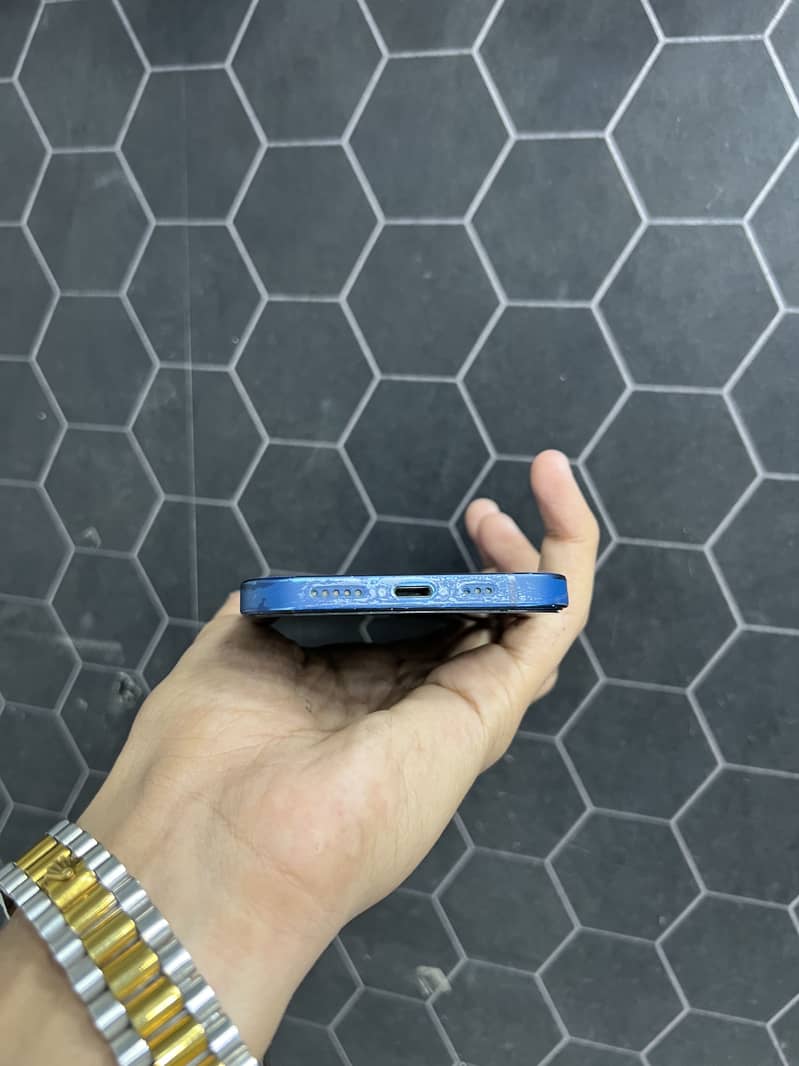 Apple iPhone 12 4