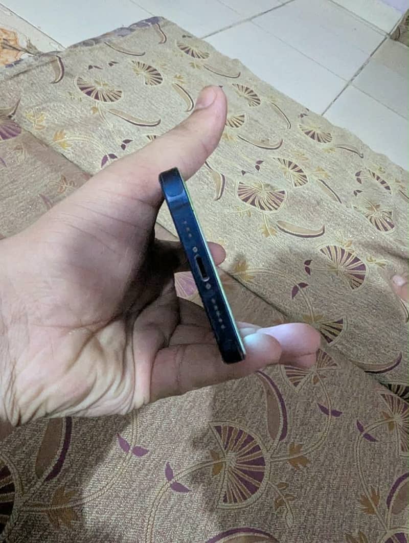 Apple iPhone 12 4