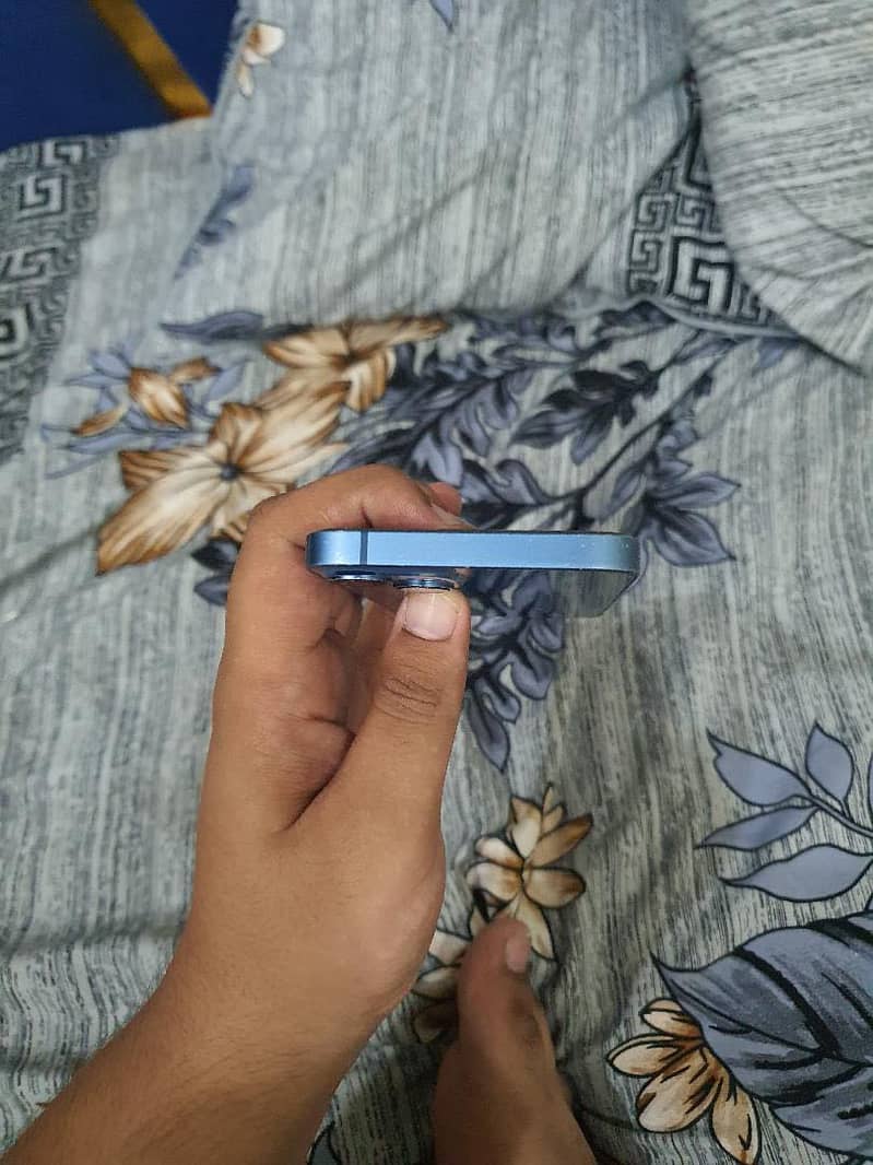 Apple iPhone 13 5