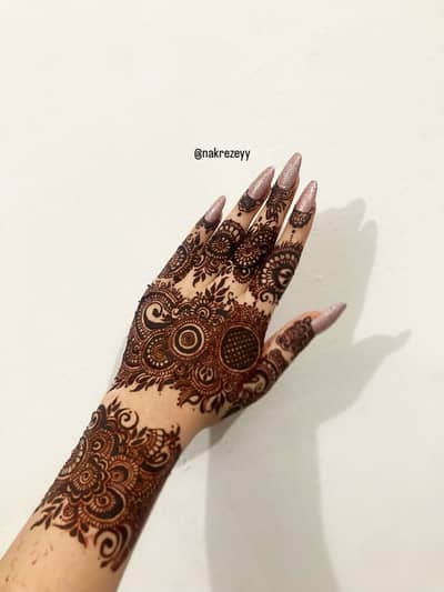 Mehendi/henna artist