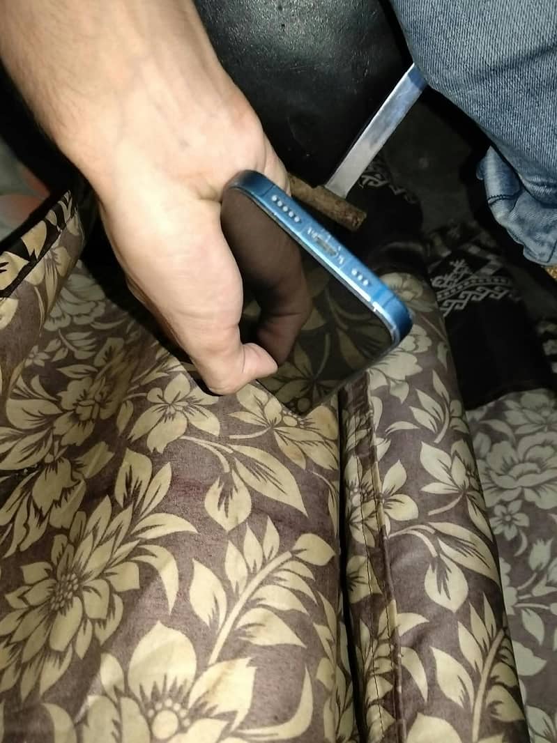 Apple iPhone 13 2
