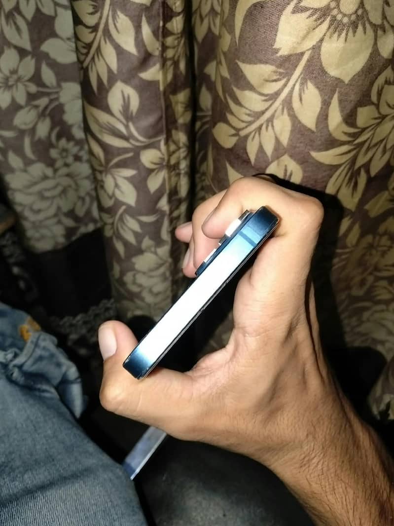 Apple iPhone 13 4
