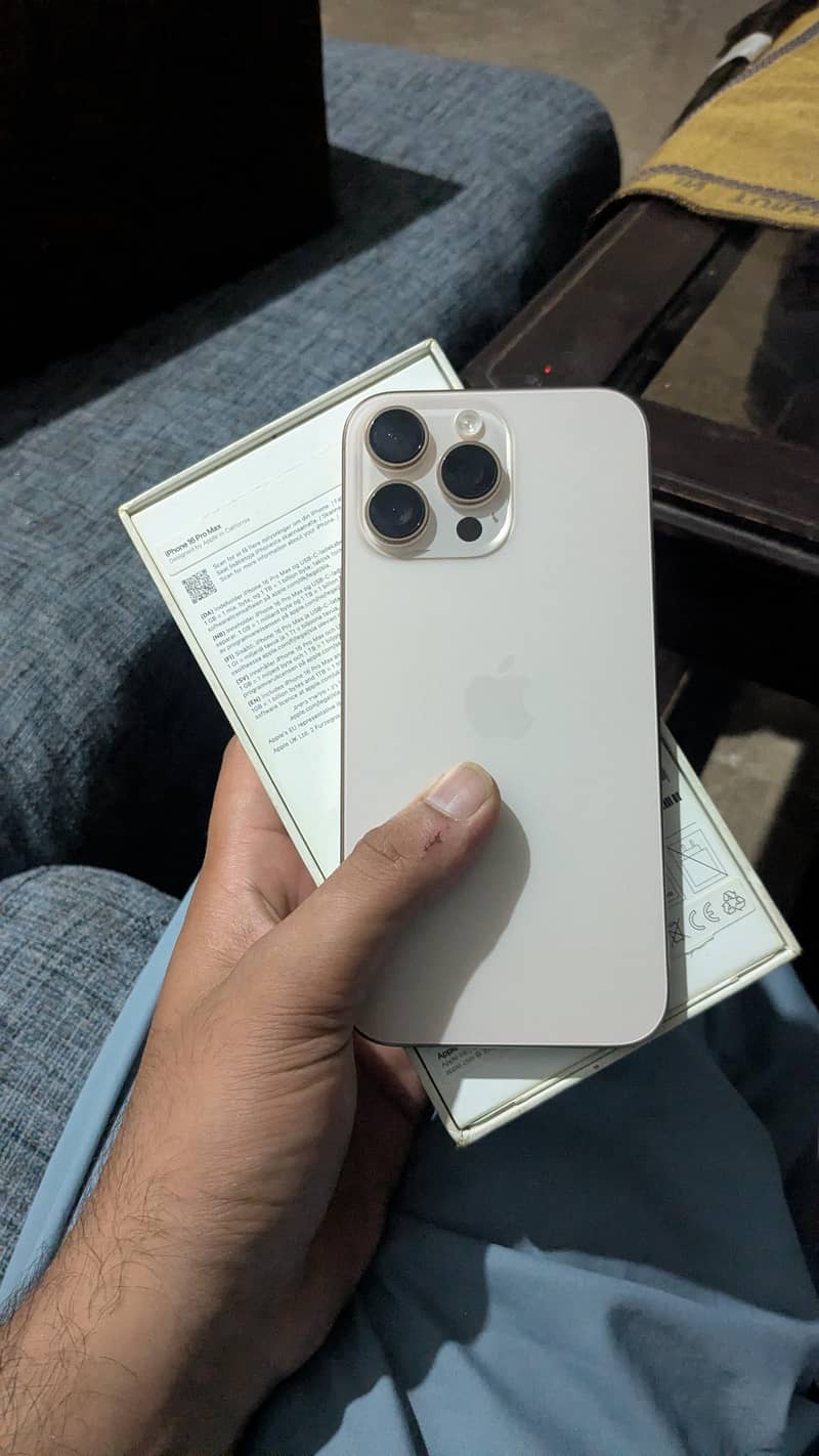 Apple iPhone 16 Pro Max 0
