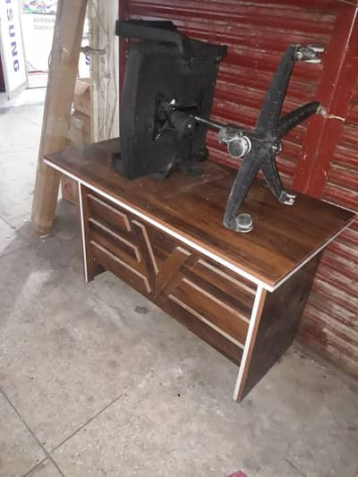 Counter Table 10/10 condition office chair 10/8 condition