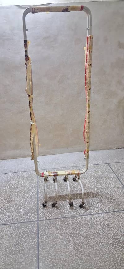 Movable curtain rod stand with wheels