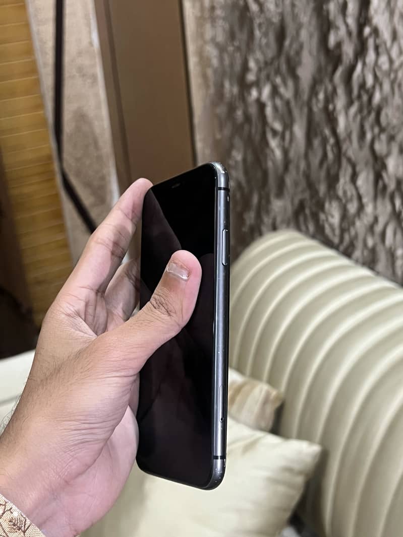 Apple iPhone 11 4