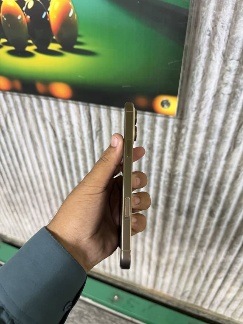 Apple iPhone 16 Pro Max 2