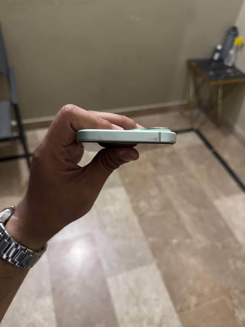 Apple iPhone 15 4