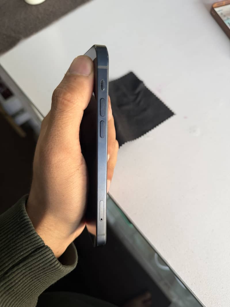 Apple iPhone 12 4