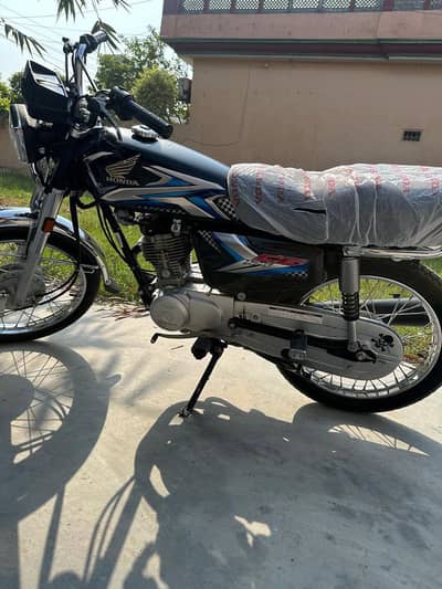 24 model hai or 25 ka sticker hai