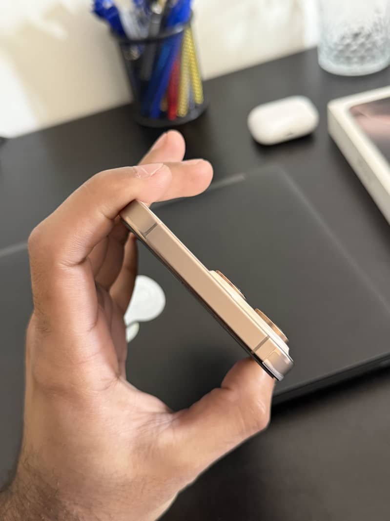 iPhone 16 Pro Max 4