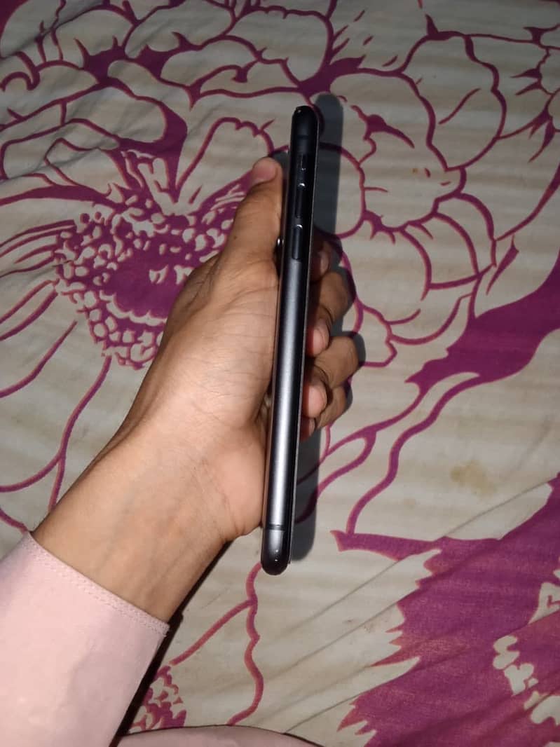 Apple iPhone 11 3