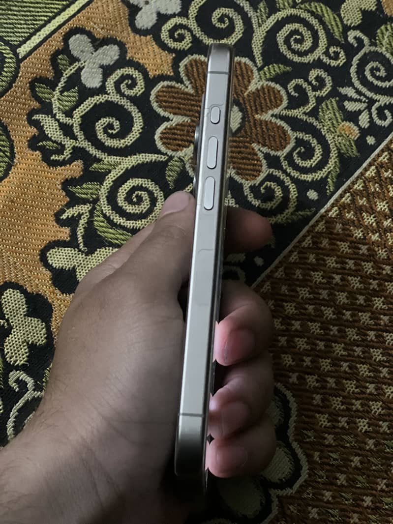 Apple iPhone 15 Pro 3
