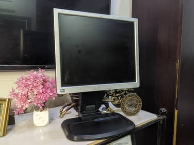 HP L1740 17-inch LCD computer monitor with VGA cable and power cable