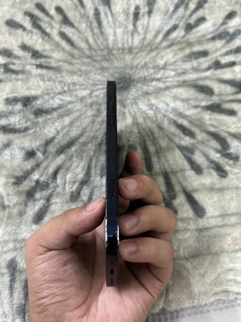 Apple iPhone 12 4